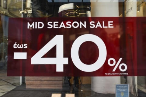 Στις ενδιάμεσες εκπτώσεις ποντάρουν οι έμποροι κάνοντας γενναίες προσφορές