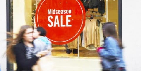 Άρχισαν οι ενδιάμεσες εκπτώσεις: Ανοιχτά τα καταστήματα την Κυριακή