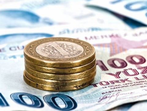 Τουρκία: Η νέα κατάρρευση της λίρας βυθίζει τη χώρα πιο βαθιά στην κρίση