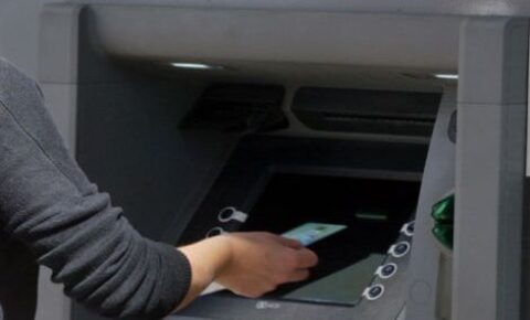 Τραπεζικές αναλήψεις: Χαμηλότερες χρεώσεις από την Πρωτοχρονιά