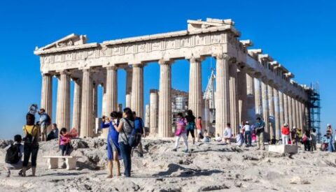 Σε νέα τροχιά η οικονομία από το 2024: Οι 4 νάρκες και οι 5 κίνδυνοι που απειλούν την ανάπτυξη