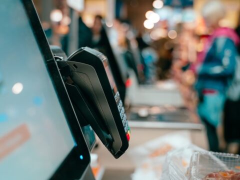 Κληρώνει αύριο για παράταση της διασύνδεσης των POS με τις ταμειακές μηχανές