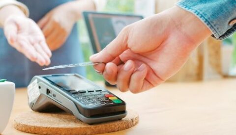 POS: Για ποιες αγορές έως 10 ευρώ «κουρεύονται» οι τραπεζικές προμήθειες