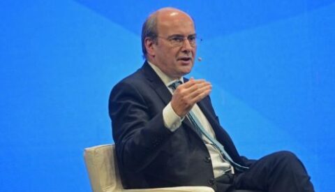 Χατζηδάκης: Nομοθετική παρέμβαση για μείωση 50% στις χρεώσεις των τραπεζών στα POS