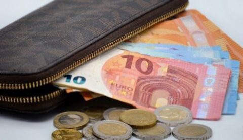 Νέος κατώτατος μισθός: Τα 4 κριτήρια που θα ξεκλειδώνουν τις αυξήσεις από το 2025